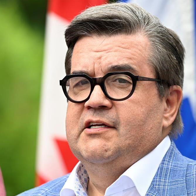 Former Montreal mayor Denis Coderre seeks to lead Quebec Liberal party